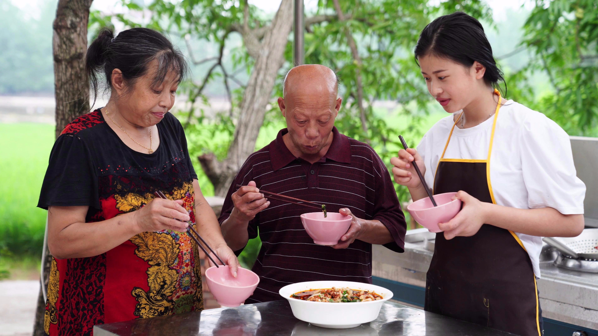 漆二娃vlog:水煮肉片很香,有伯爷伯娘陪我一起吃才更香
